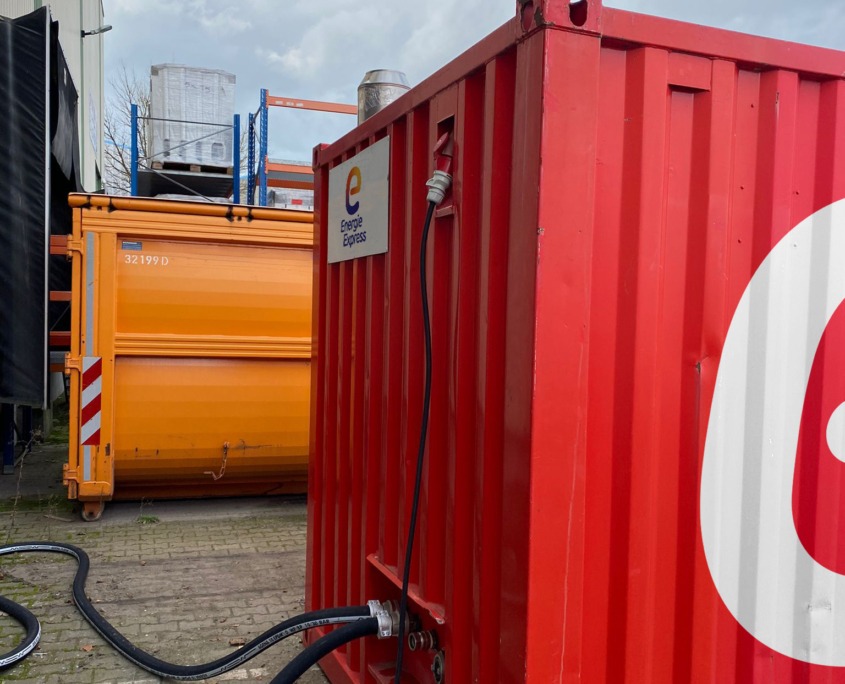 Mobiler Heizcontainer vor einer Halle